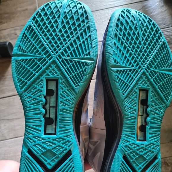 LEBRON X PURE PLATINUM Size 11 - Picture 3 of 8